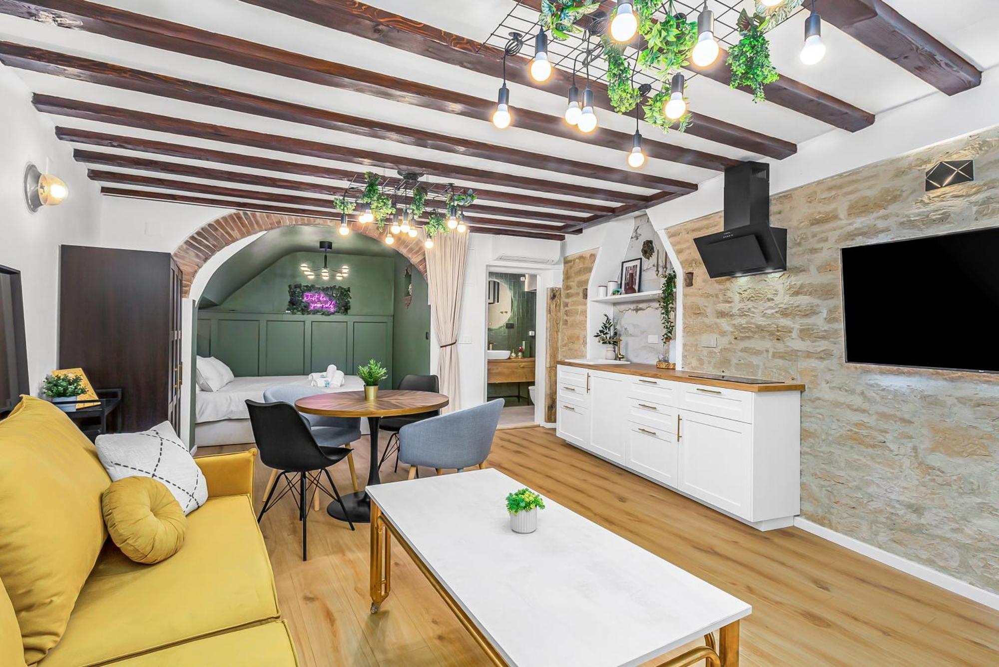 La Bestia Deluxe Studio Apartment Ровінь Екстер'єр фото